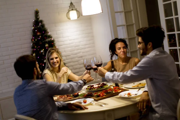 Giovani Amici Che Celebrano Natale Capodanno Casa — Foto Stock