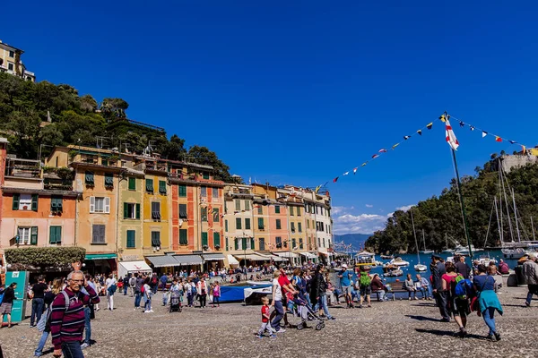 意大利波托菲诺 2017年4月29日 意大利柏涛菲诺湾的详细信息 波托菲诺是意大利里维埃拉最受欢迎的度假胜地之一 — 图库照片