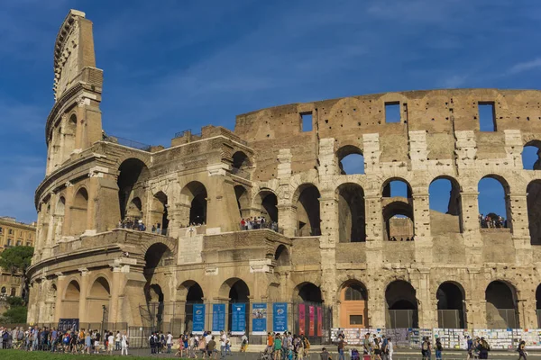 Roma Itália Setembro 2018 Pessoas Não Identificadas Pelo Coliseu Roma — Fotografia de Stock