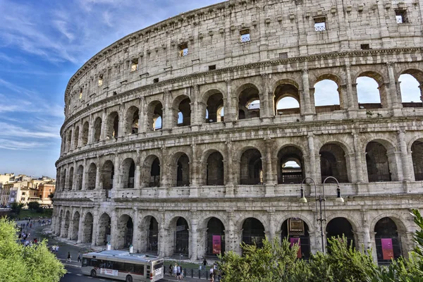 意大利罗马 2018年9月22日 克洛索姆在意大利罗马的身份不明的人 这是罗马和意大利最引人注目的地标 斗兽场是罗马市中心的椭圆形圆形剧场 — 图库照片