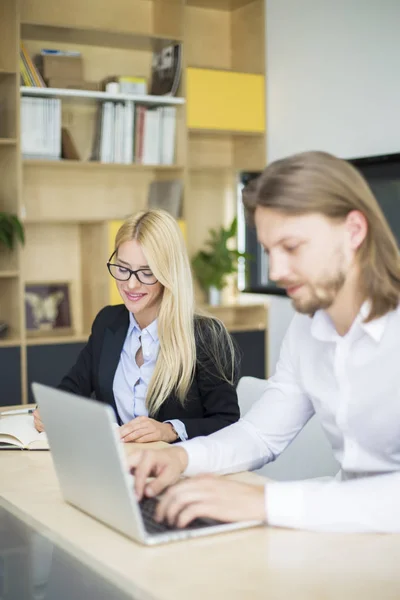 Retrato Dois Empresários Discutindo Novo Projeto Escritório Moderno — Fotografia de Stock