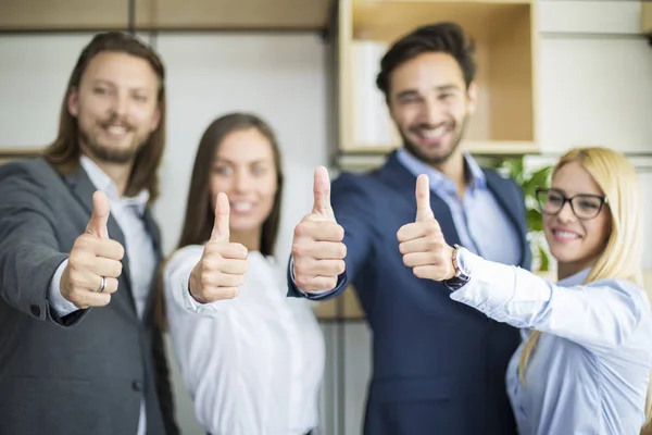 Retrato Jovens Empresários Com Polegar Escritório — Fotografia de Stock