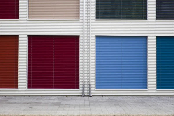 Δείτε Στο Πολύχρωμα Windows Παραθυρόφυλλα Ένα Κτίριο — Φωτογραφία Αρχείου