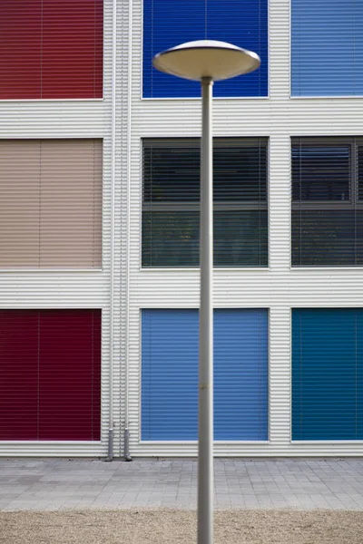 Visa Färgglada Windows Fönsterluckorna Byggnad — Stockfoto
