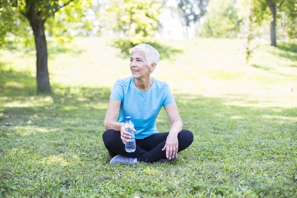 Glückliche Seniorin Entspannt Sich Nach Dem Training Park — Stockfoto