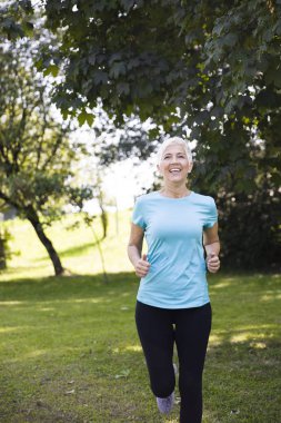 Kadın parkta koşu kıdemli önden görünümü