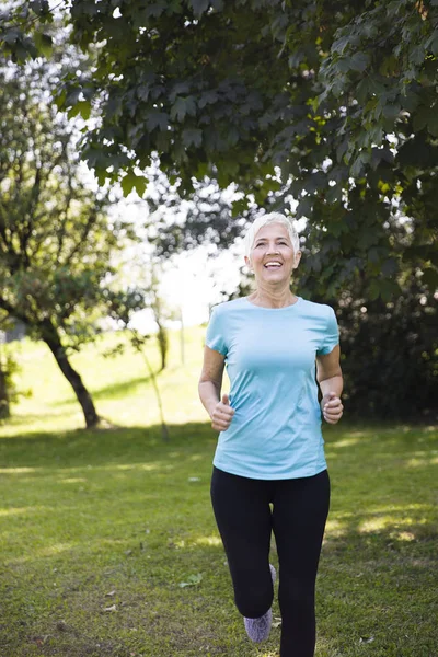 Vista Anteriore Della Donna Anziana Che Corre Attraverso Parco — Foto Stock