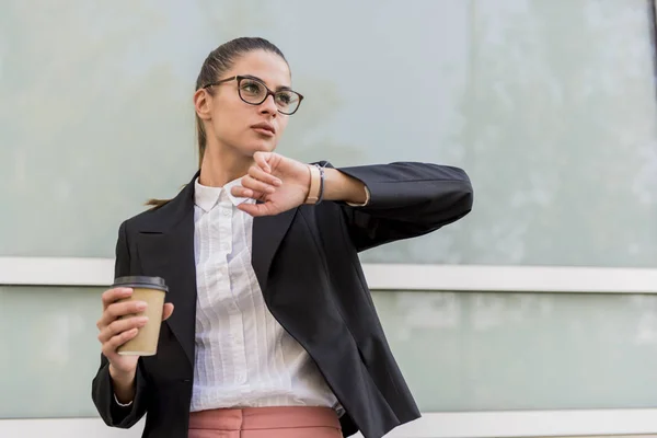 Porträtt Affärskvinna Framför Byggnad Inne Armbandsur Och Drycker Kaffe — Stockfoto