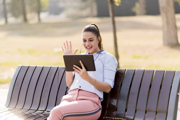 Jonge Vrouw Zittend Het Bankje Het Park Luister Muziek Een — Stockfoto