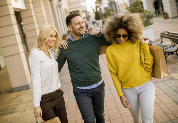 Gruppo Giovani Amici Multirazziali Che Fanno Shopping Insieme Nel Centro — Foto Stock