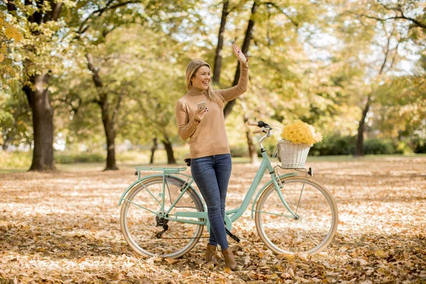 Fröhliche Junge Frau Mit Fahrrad Und Smartphone Herbstpark — Stockfoto