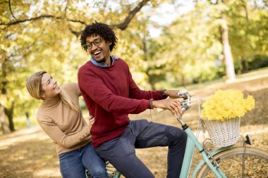 Çok ırklı çift bisiklet ayakta Sonbahar Park ile