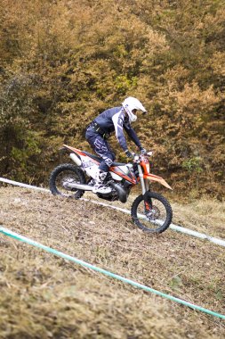 Soko Banja, Sırbistan - 20 Ekim 2018: Tanımlanamayan sürücü Hard Enduro yarış Soko Banja, Sırbistan için. Bu motor offroad yarış Ekim 20-21, 2018 gerçekleşti.