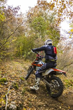 Soko Banja, Sırbistan - 20 Ekim 2018: Tanımlanamayan sürücü Hard Enduro yarış Soko Banja, Sırbistan için. Bu motor offroad yarış Ekim 20-21, 2018 gerçekleşti.