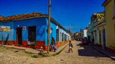 Trinidad, Küba - 25 Mayıs 2014: Trinidad, Küba'nın sokakta kimliği belirsiz kişi. Trinidad 1988'den beri Unesco Dünya Mirası sit alanı oldu.