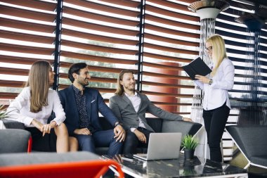 Gençler Grup modern ofis toplantı ve modern ofis içinde laptop üzerinde çalışırken beyin fırtınası takımı var