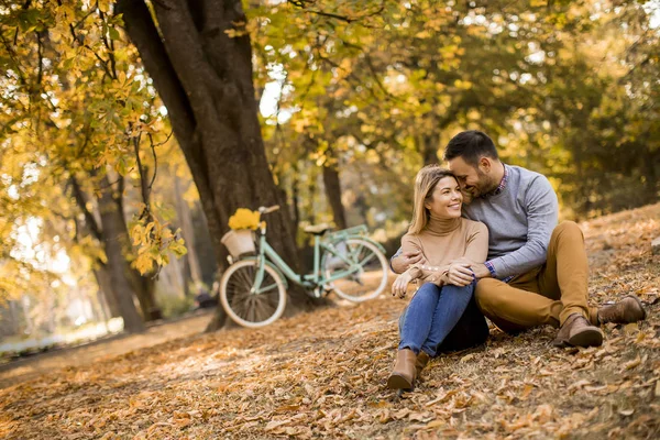 Joyeux Jeune Couple Assis Sur Sol Dans Parc Automne — Photo
