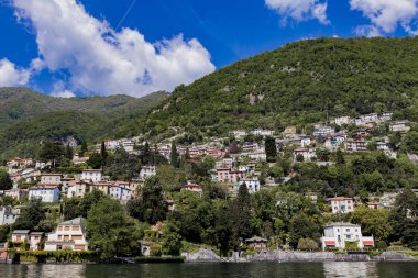 Lake Como İtalya'kasaba Moltrasio Lakeside manzaraya