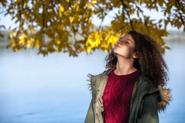 Porträt Des Lockigen Teenie Mädchens Das Fluss Steht — Stockfoto