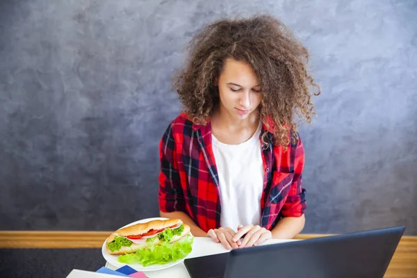 Retrato Chica Del Pelo Rizado Trabajando Ordenador Portátil Comer Sándwich — Foto de Stock