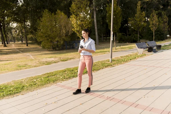 Felice Giovane Donna Con Caffè Ascoltare Musica Smartphone Camminare Sul — Foto Stock