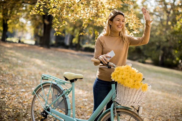 Mujer Activa Feliz Montar Bicicleta Parque Otoño Oro —  Fotos de Stock