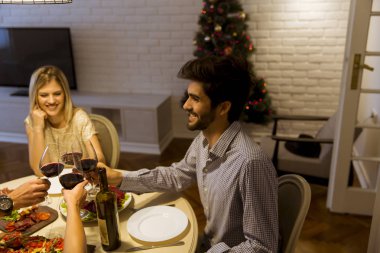 Genç arkadaşlar evde Noel ve yeni yıl arifesinde kutluyor