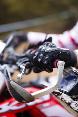 Soko Banja, Sırbistan - 20 Ekim 2018: Tanımlanamayan sürücü Hard Enduro yarış Soko Banja, Sırbistan için. Bu motor offroad yarış Ekim 20-21, 2018 gerçekleşti.