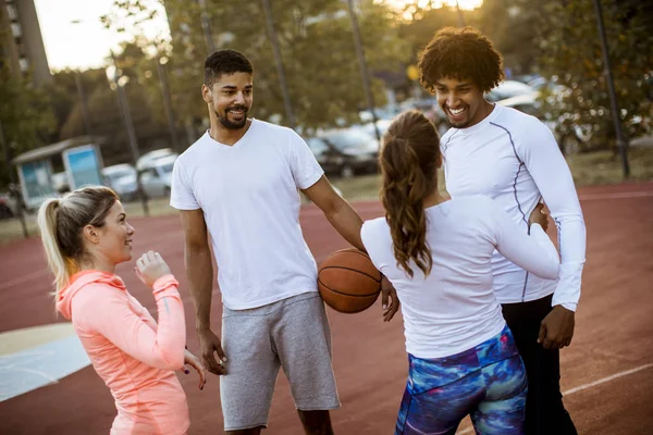 Grupo Jóvenes Multiétnicos Jugando Baloncesto Cancha —  Fotos de Stock