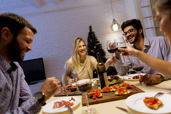 Jóvenes Amigos Celebrando Navidad Año Nuevo Casa —  Fotos de Stock