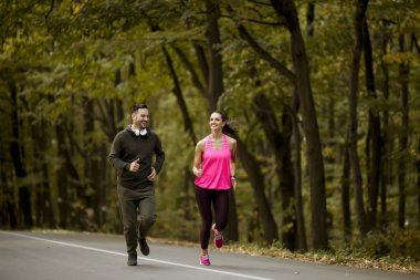 Koşu ve sonbahar doğa çevre egzersiz gençler