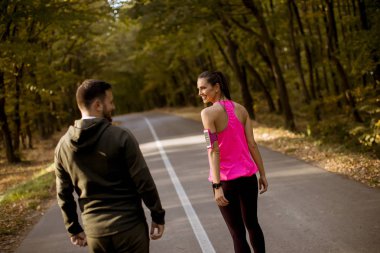 Atletik çift birlikte sonbaharda orman iz üzerinde çalışan