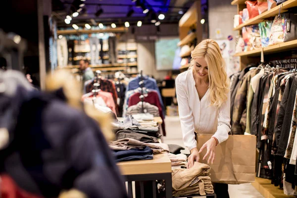 Hermosa Joven Con Bolsas Compras Pie Tienda Ropa — Foto de Stock