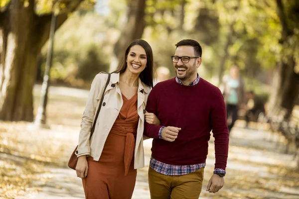 Liebevolle Junge Frau Und Mann Die Händchen Haltend Durch Den — Stockfoto