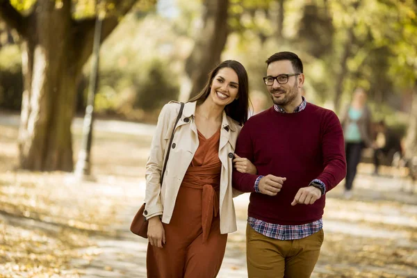 Amare Giovane Donna Uomo Che Camminano Nel Parco Cittadino Tenendosi — Foto Stock