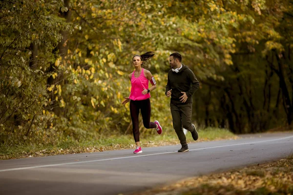 Jovens Correndo Exercendo Outono Natureza Ambiente — Fotografia de Stock