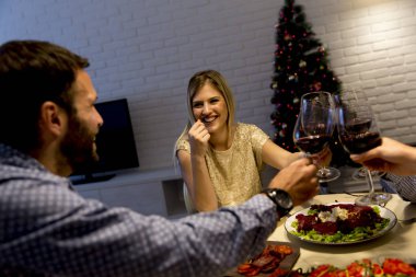 Genç arkadaşlar evde Noel ve yeni yıl arifesinde kutluyor