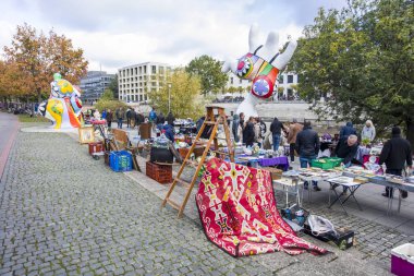 Hannover, Almanya - 27 Ekim 2018: Nanas heykeller Almanya'nın Hannover. Heykeller Nike de Saint Phalle tarafından 1974 yapılmış ve Hanovers heykel yürüyüş bir parçasıdır.