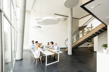 Ofiste çalışan iş adamları grubu göster