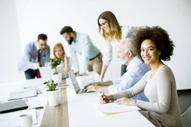 Bir strateji tartışmak ve birlikte modern ofisinde çalışan iş adamları, görüntüleme