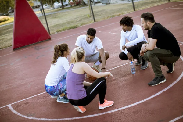 Basketbol Oyuncu Sahada Birlikte Dinlenme Çok Irklı Grubu — Stok fotoğraf