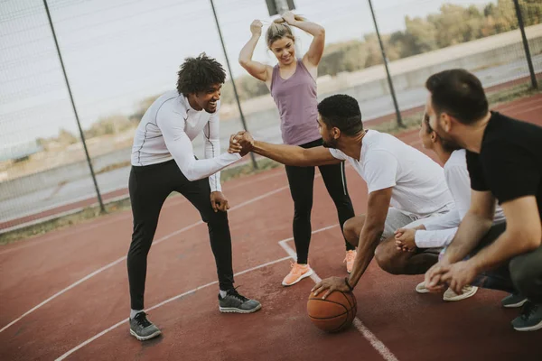 Grupp Multietniskt Ungdomar Spelar Basket Domstolen — Stockfoto