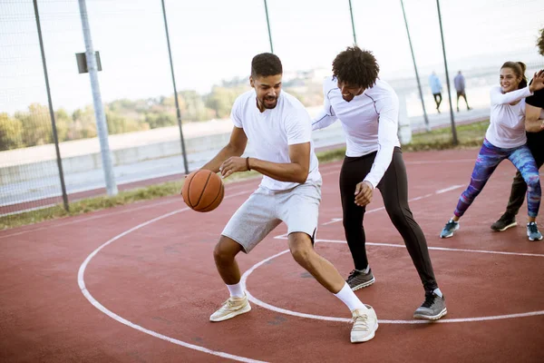 Gruppo Giovani Multietnici Che Giocano Basket Campo — Foto Stock