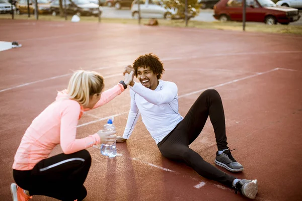 Coppia Corridori Riposo Dopo Allenamento Acqua Potabile — Foto Stock