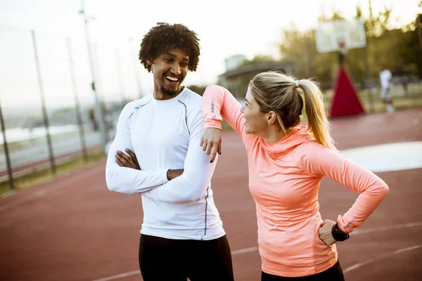 Eğitimden sonra dinlenme koşucu çok ırklı çift