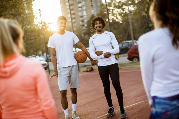 Grupp Multietniskt Ungdomar Spelar Basket Domstolen — Stockfoto
