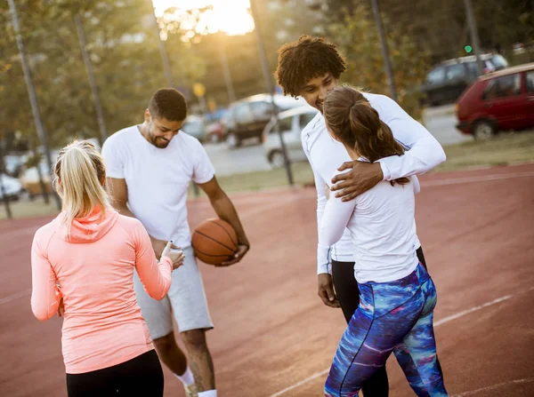Gruppe Multiethnischer Junger Leute Spielt Basketball Auf Dem Platz — Stockfoto
