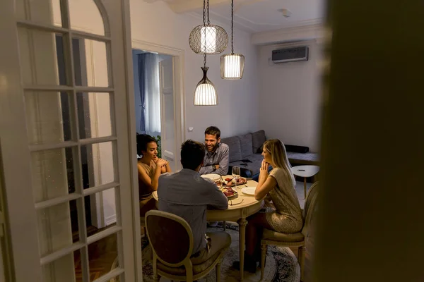 Giovani Amici Che Celebrano Natale Capodanno Casa — Foto Stock