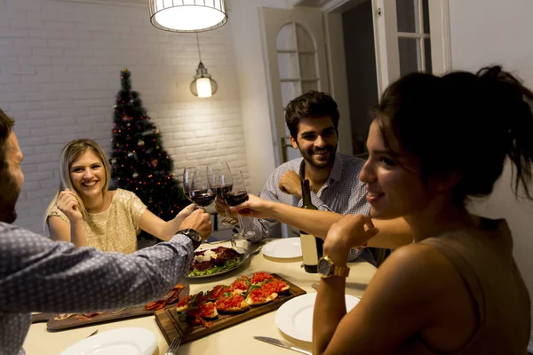 年轻的朋友在家里庆祝圣诞节或除夕 — 图库照片
