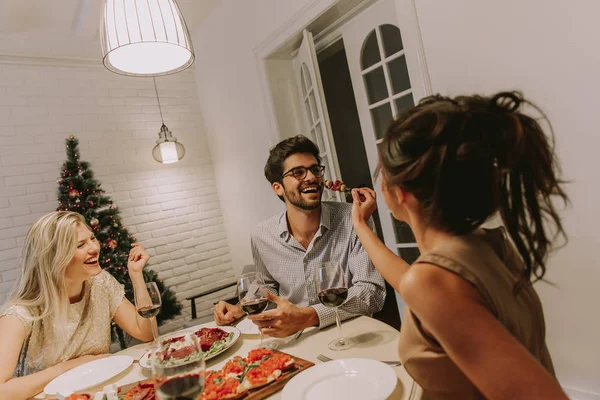 Giovani Amici Che Celebrano Natale Capodanno Casa — Foto Stock